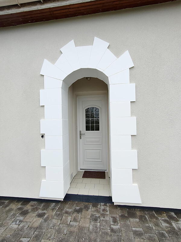 décoration de façade esthétique tour de porte sur Evreux